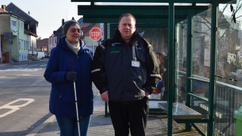 Pressefoto (Saarbahn GmbH/Katharina Meßner-Schalk): Beate Böhme (63) ist blind. Alleine Bus und Bahn zu fahren, kommt für sie nicht infrage. Deshalb wird sie von dem mobisaar-Lotsen der Diakonie Saar Michael Kiebel begleitet.