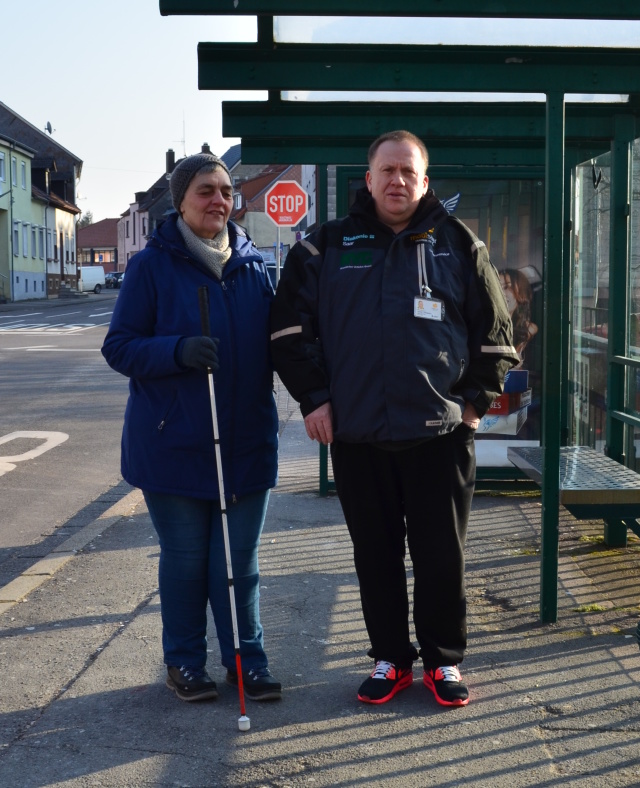 Pressefoto (Saarbahn GmbH/Katharina Meßner-Schalk): Beate Böhme (63) ist blind. Alleine Bus und Bahn zu fahren, kommt für sie nicht infrage. Deshalb wird sie von dem mobisaar-Lotsen der Diakonie Saar Michael Kiebel begleitet.