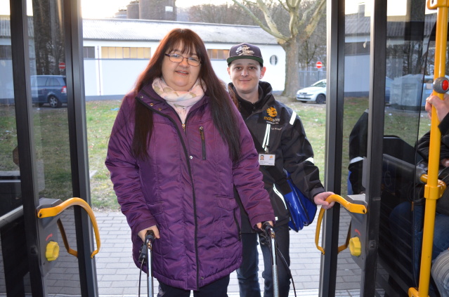 Foto (Saarbahn GmbH): (v. l.) Die Neunkircherin Silke Sauer (45) ist in ihrer Mobilität eingeschränkt. Alleine Bus und Bahn zu fahren, kommt für sie nicht infrage. Deshalb wird sie von dem mobisaar-Lotsen Steven Kaul begleitet.